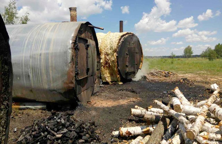 Полиция присекла незаконное производство древесного угля, которое травило селян на Житомирщине