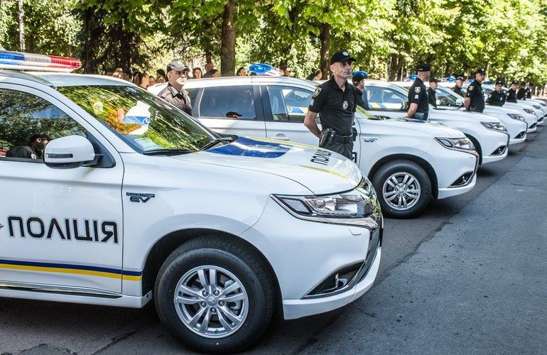 В Житомире торжественно передали полицейским 18 новеньких Mitsubishi Outlander. ФОТО