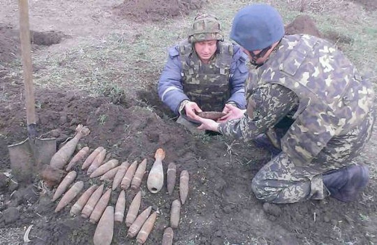 Посреди частного сектора в Житомире откопали 73 снаряда времен Второй мировой