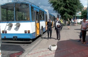 Происшествия: В Житомире на остановке троллейбус переехал пенсионерке ноги. ФОТО