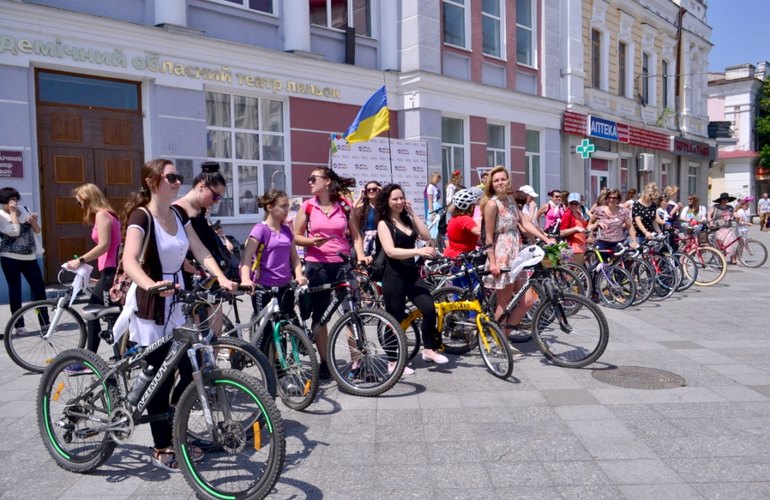 Впервые в Житомире прошел женский велопарад. ФОТО