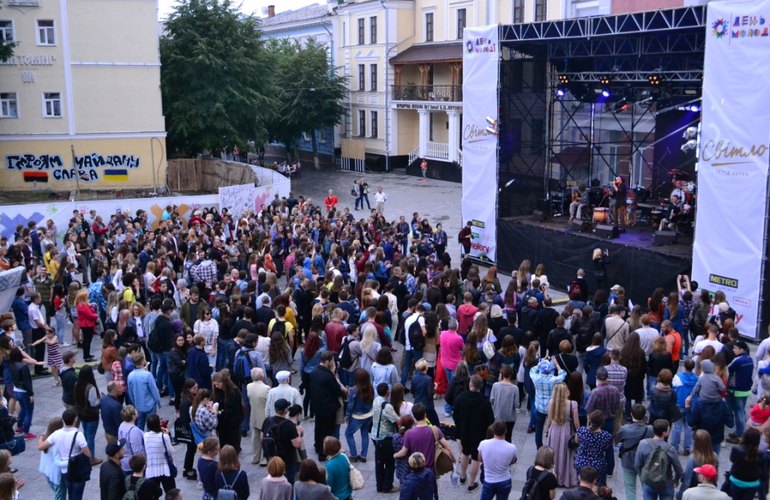 День молодежи в Житомире отметили музыкальным фестивалем на Михайловской. ФОТО