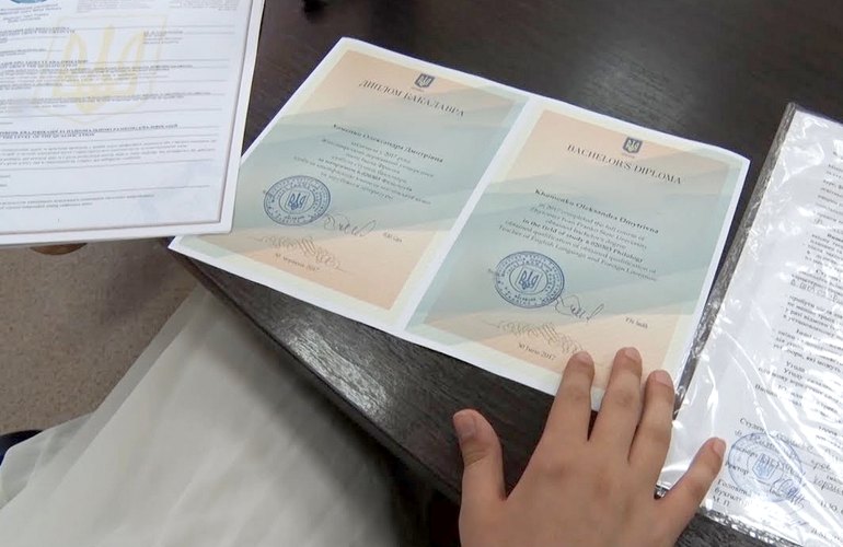 В Житомире студенты-филологи получили дипломы с ошибками. ВИДЕО