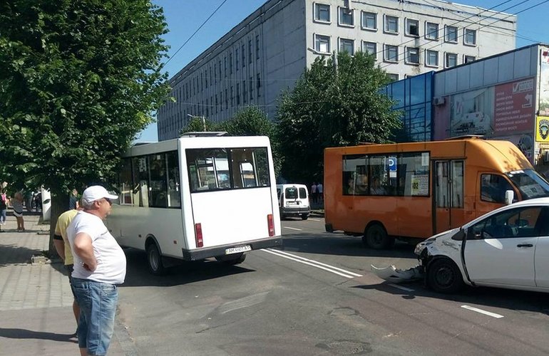 На улице Победы в Житомире легковушка столкнулась с маршруткой. ФОТО
