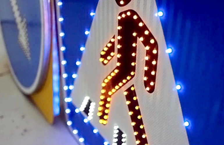В Житомире устанавливают дорожные знаки со светодиодной подсветкой. ФОТО