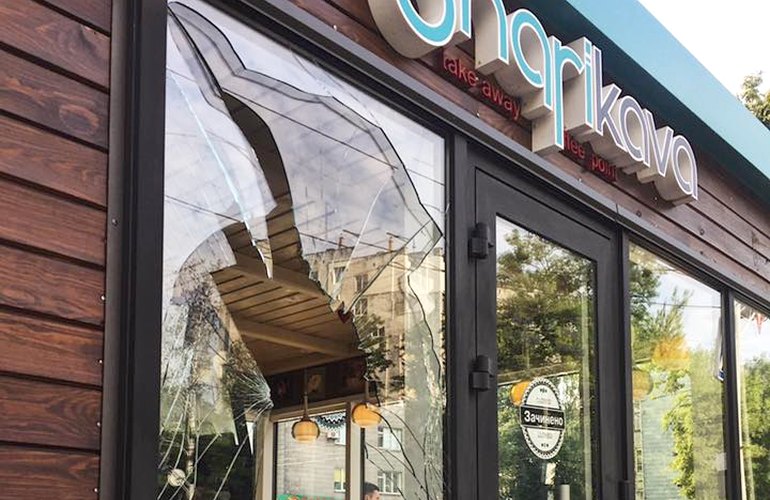 Неизвестные в масках разбили окна кофеен «Sharikava» в Житомире. ФОТО