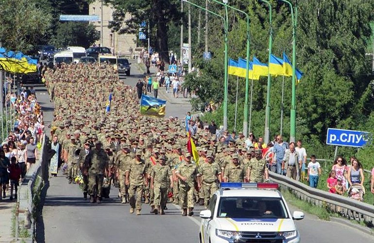 Три года на войне: домой в Новоград-Волынский вернулись бойцы 30-й механизированной бригады