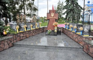 В райцентре Житомирской области открыли памятник воинам, отдавшим свою жизнь за Украину