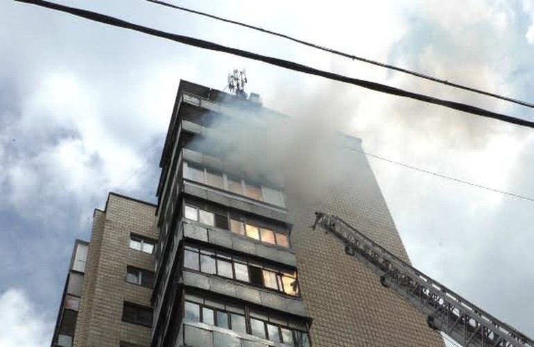 В 14-этажке в Житомире горела квартира-свалка. ФОТО