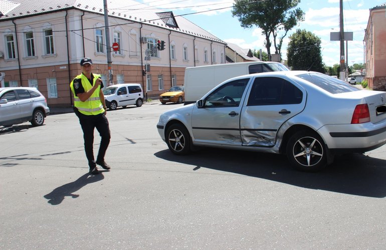ДТП в Житомире: на перекрестке дорогу не поделили Honda и Volkswagen. ФОТО