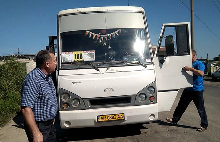 В Житомире водитель пригородной маршрутки отказался бесплатно везти пенсионера. ВИДЕО