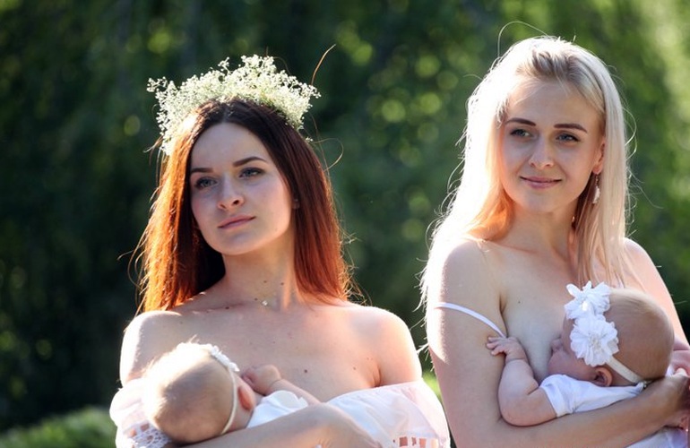 Кормящие грудью мамы устроили фотосессию в живописном месте Житомира. ФОТО