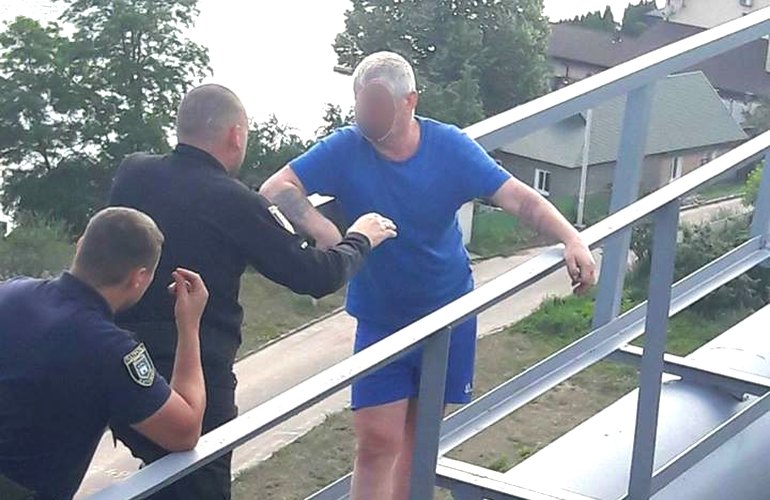 В Житомире полицейские отговорили мужчину прыгать с 40-метрового моста. ФОТО