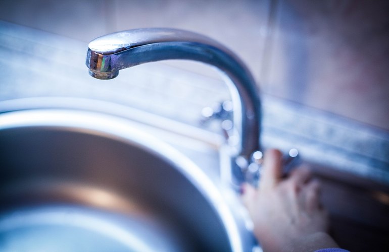 Из-за прорыва водопровода в Житомире возможны перебои водоснабжения