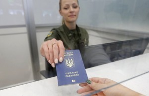 Украинцы массово бегут на работу за границу, маскируясь под туристов