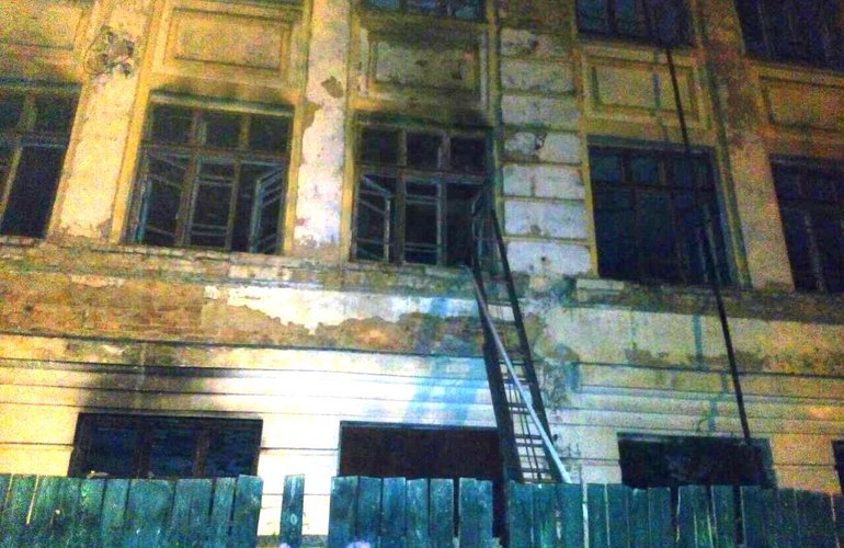 Ночью в Житомире горело заброшенное здание городского коллегиума. ФОТО
