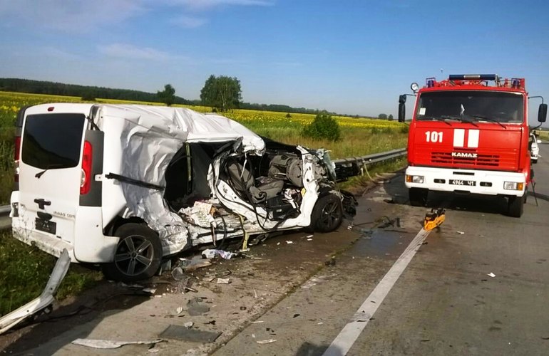 На Житомирщине столкнулись грузовик и легковушка: тело погибшего вырезали из авто