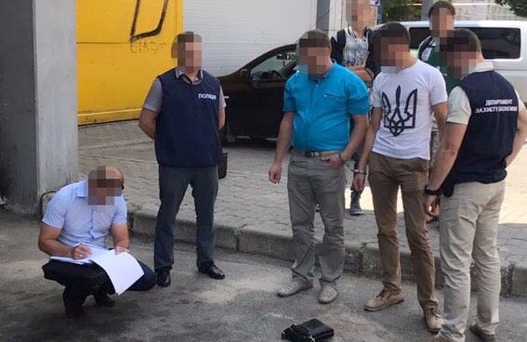 Стали известны подробности задержания в Житомире чиновника, попавшегося на взятке