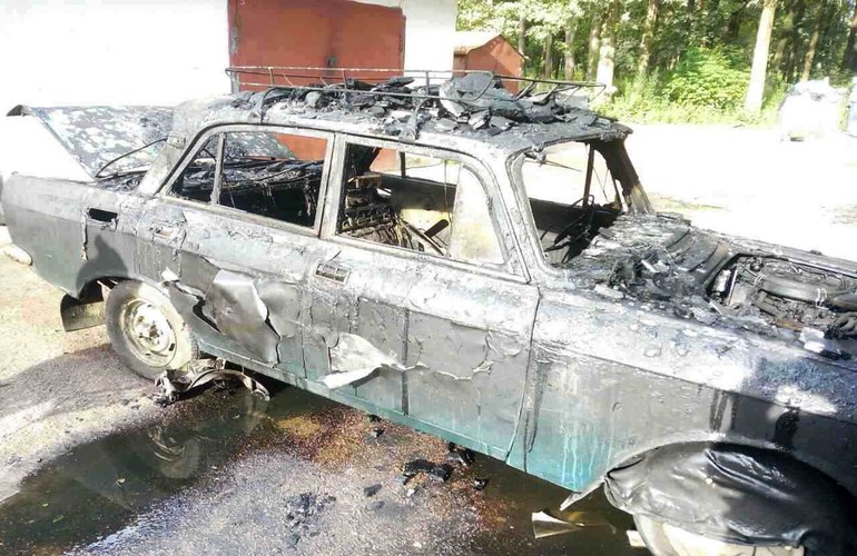 В Житомире сгорел гараж вместе с «Москвичом» и двумя мотоциклами. ФОТО