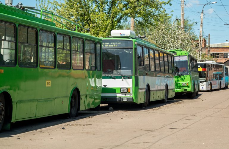 Из-за нехватки водителей десятки троллейбусов не выезжают днем на улицы Житомира
