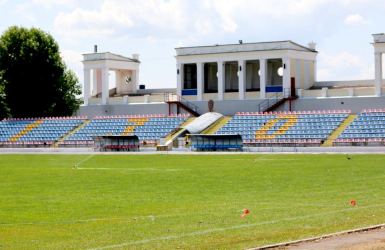 Стадион в Коростене готовится к первому матчу житомирского «Полесья» во II лиге. ФОТО