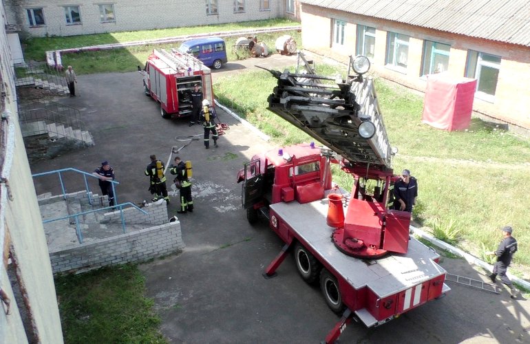 Спасатели тушили условный пожар в доме престарелых под Житомиром. ФОТО
