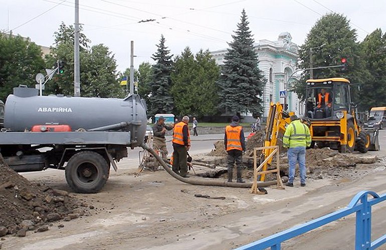 Ремонт водопровода вызвал заторы на одной из главных улиц Житомира. ФОТО