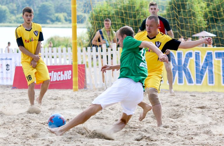 В житомирском Гидропарке проходит чемпионат области по пляжному футболу. ФОТО