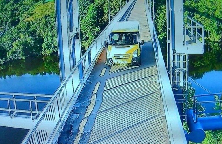 Езжу где хочу: полиция поймала в Житомире водителя, который проехал на микроавтобусе по пешеходному мосту