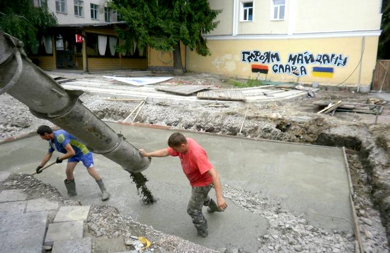 На улице Михайловской в Житомире начали строить новый фонтан. ФОТО
