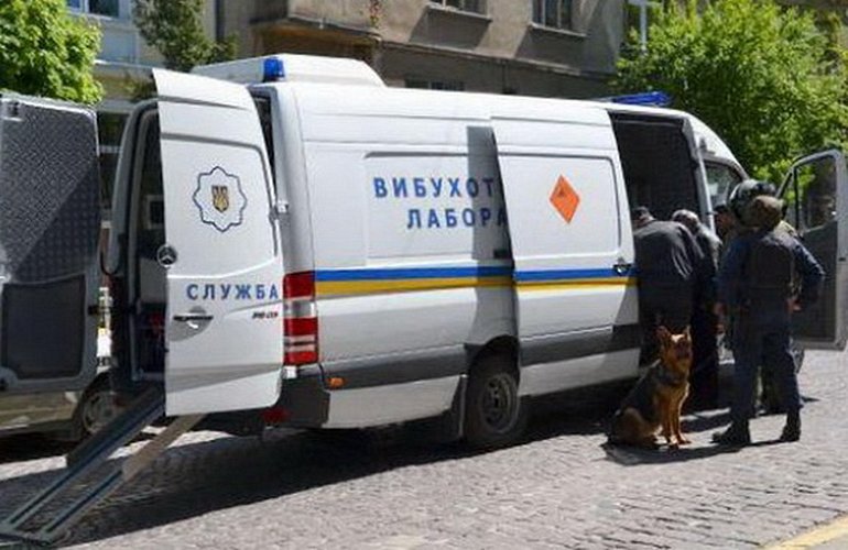 Полиция ищет шутника, который оставил пакет с надписью «заминировано» на остановке в Житомире
