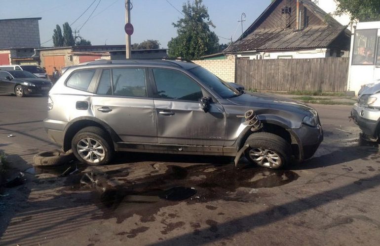 На перекрестке в Житомире BMW Х5 врезался в BMW Х3, пострадала 12-летняя девочка. ФОТО