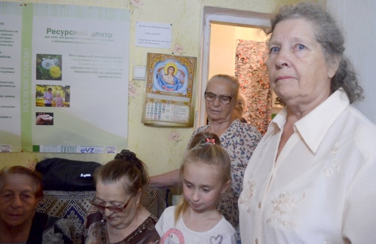 В Житомире благотворительный центр учит горожан ухаживать за пожилыми людьми