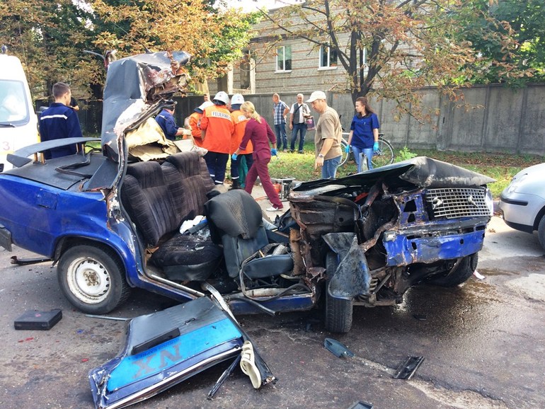Смертельное ДТП в Житомире: спасатели едва достали тело женщины из искореженной машины. ОБНОВЛЕНО