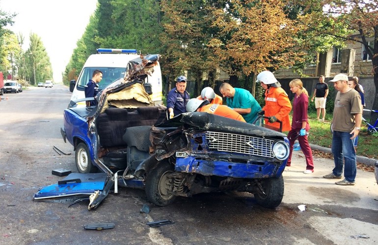 Смертельное ДТП в Житомире: спасатели едва достали тело женщины из искореженной машины. ОБНОВЛЕНО