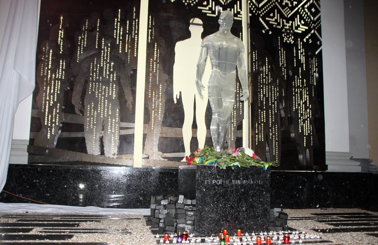 В Житомире открыли памятник Героям Небесной Сотни. ФОТО