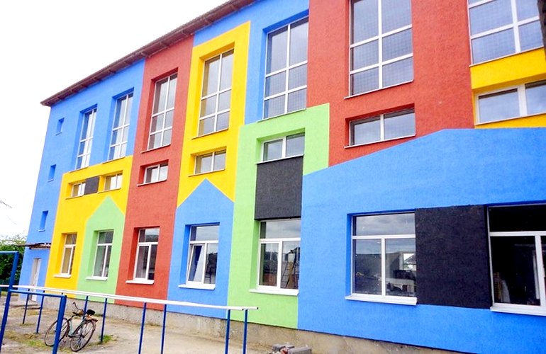Долой серость: Гундич поручил сделать фасады школ на Житомирщине цветными и веселыми