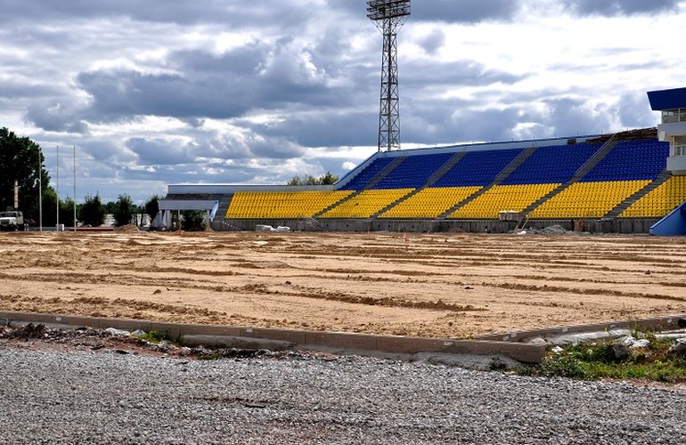 Реконструкция стадиона «Полесье» в Житомире: подрядчик укладывается в поставленные сроки. ФОТО