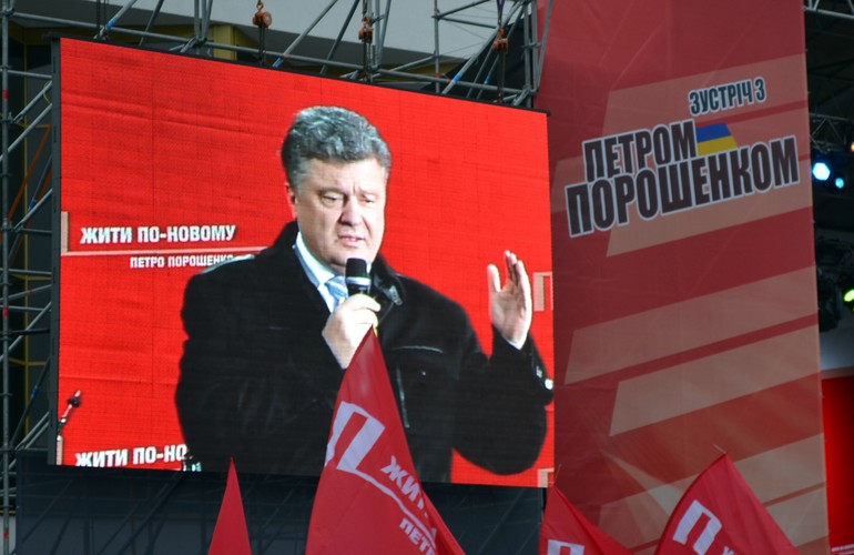Политика: 3 тысячи житомирян пришли на площадь послушать выступление Порошенко и Кличко. ВИДЕО