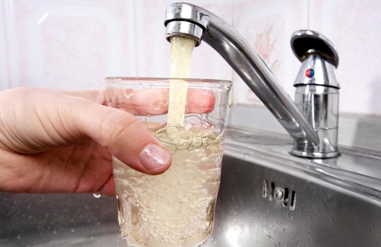 Смердит канализацией: житомиряне просят улучшить качество воды из-под крана