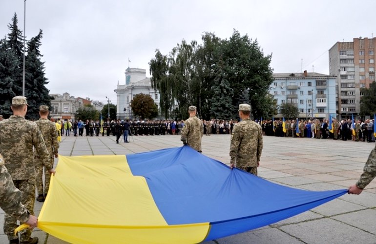 День флага: в центре Житомира торжественно подняли украинский стяг. ФОТО
