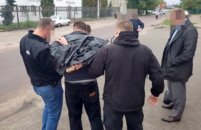 Требовал 3 тыс. гривен: в Бердичеве на взятке поймали майора полиции. ФОТО