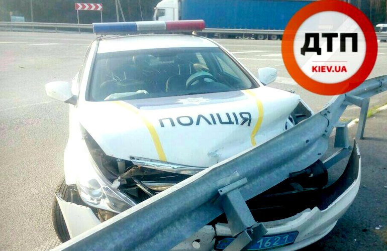 Полицейский автомобиль Hyundai попал в ДТП в Житомирской области