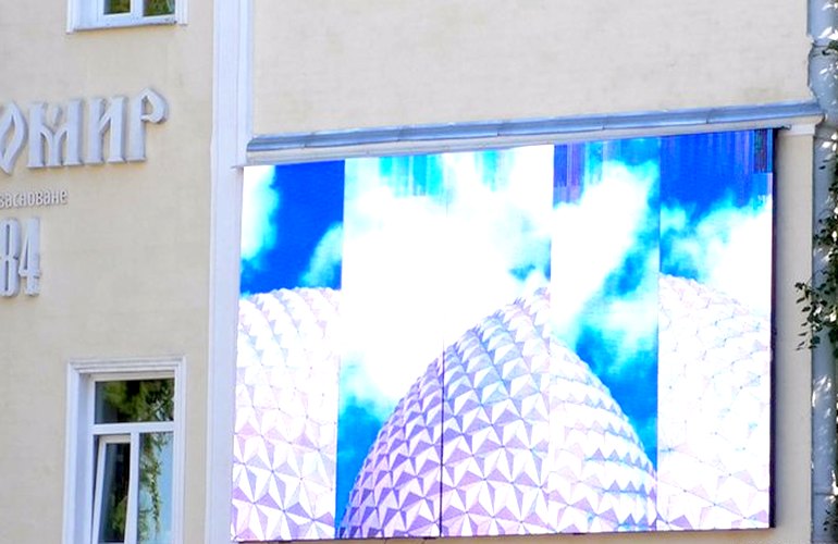На Михайловской установили огромный экран, на котором будут показывать рекламу и ролики о Житомире. ФОТО