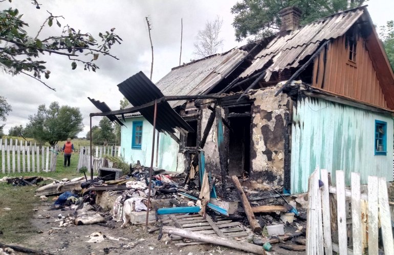 На Житомирщине селяне спасли из горящего дома четверых детей