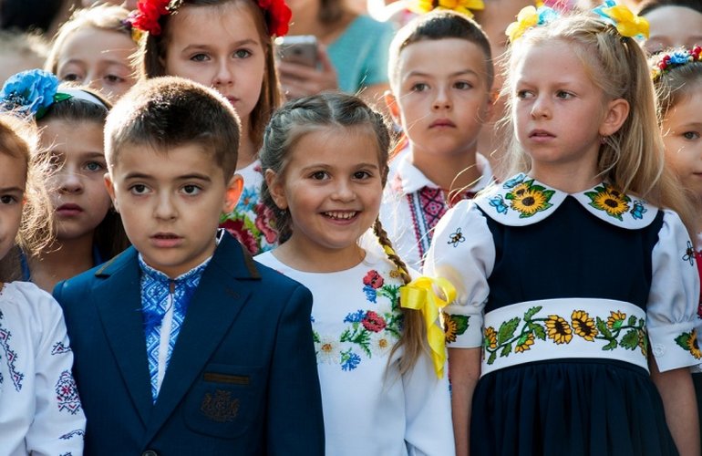 1 сентября без цветов: в школах Житомира будут собирать помощь армии