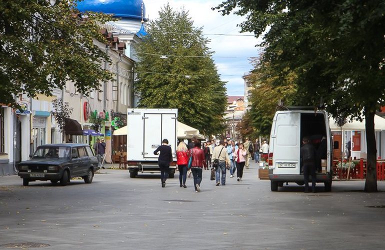 Автомобили заполоняют пешеходную улицу Михайловскую в Житомире. ФОТО