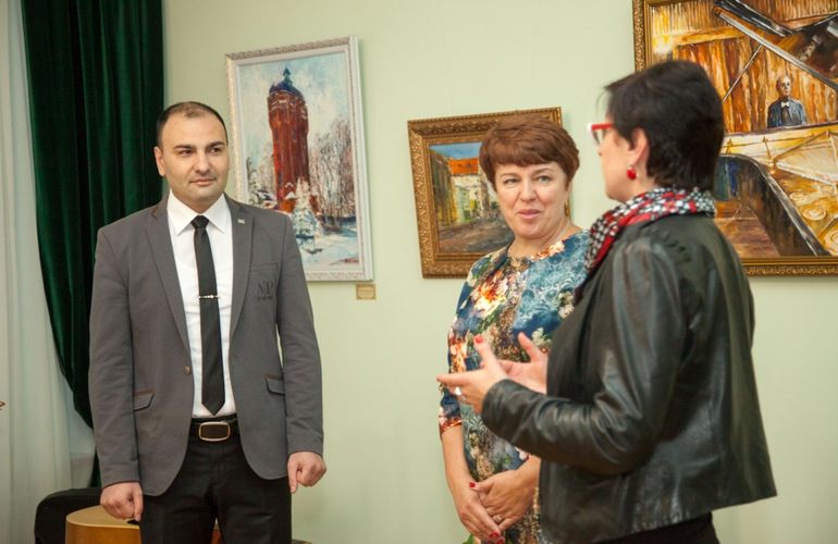 В Житомире проходит выставка армянского художника Хачатряна, который посвятил городу свои картины. ФОТО