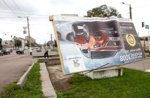  Сильный <b>ветер</b> в Житомире повалил рекламный щит и деревья. ФОТО 