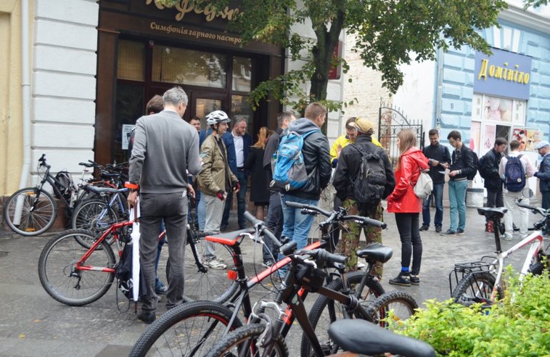 Несколько десятков житомирян поддержали «День без авто» и добрались на работу на велосипедах. ФОТО